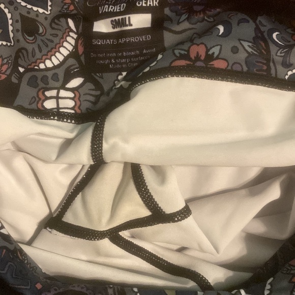 Constantly Varied Midnight Skull Capris-Size Small - Picture 2 of 2